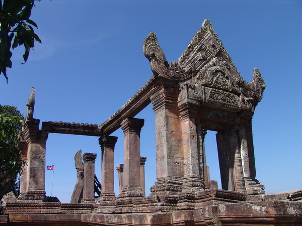 ប្រាសាទព្រះវិហារ ចាប់ផ្ដើមកសាងឡើងក្នុងរជ្ជកាលព្រះបាទសុរិយវរ្ម័នទីមួយនៃគ្រិស្តសករាជឆ្នាំ៨៨៩។