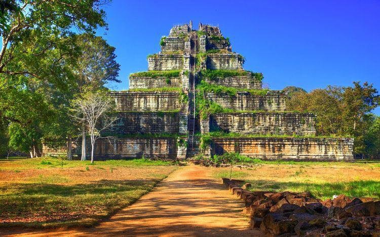 ប្រាសាទកោះកេរ បានកសាងឡើងក្នុងរជ្ជកាលព្រះបាទជ័យវ័រ្មនទី៤ នៅក្នុងឆ្នាំ៩២១ ដើម្បីឧទ្ទិសថ្វាយព្រះឥសូរ ក្នុងព្រហ្មញ្ញសាសនា។